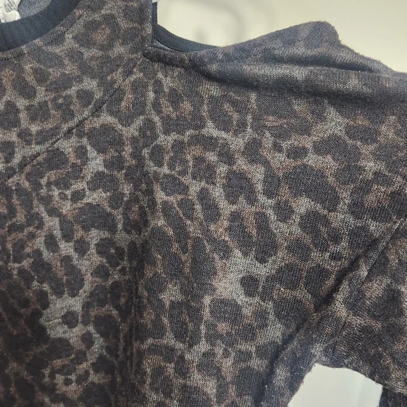 Leopard Print Cold Shoulder Top - Picture 2 of 3